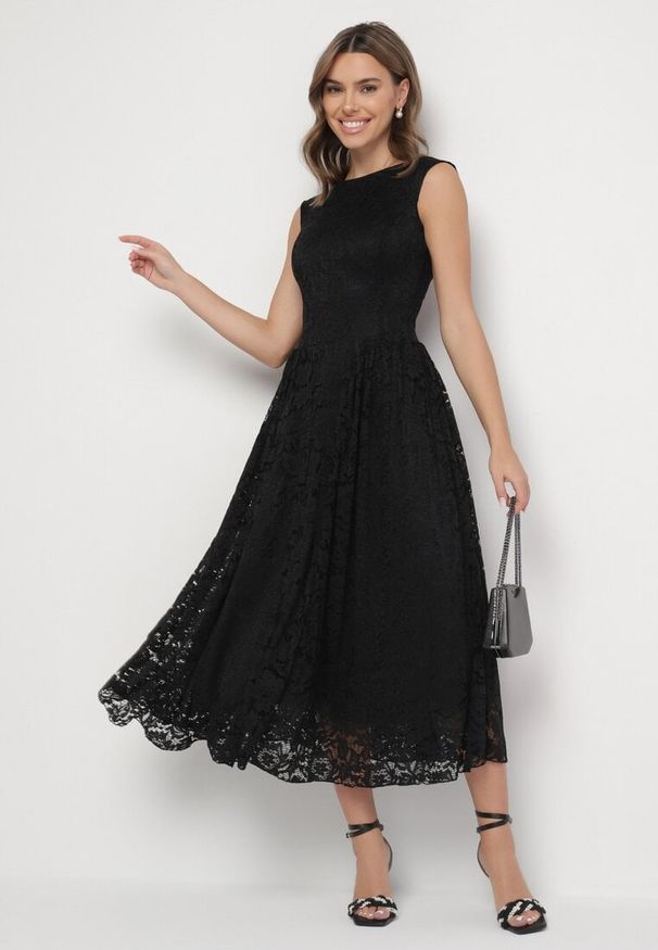 Born2be - Czarna Koronkowa Sukienka o Rozkloszowanym Kroju z Odkrytymi Plecami Nelamia. Okazja: na imprezę, na co dzień. Kolor: czarny. Materiał: koronka. Długość rękawa: bez rękawów. Styl: wizytowy, casual, elegancki