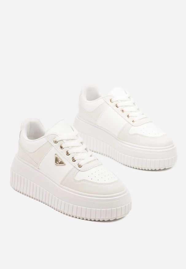 Renee - Białe Sznurowane Sneakersy Vices Tłoczonej Platformie Ozdobione Trójkątem Raviri. Zapięcie: sznurówki. Kolor: biały. Materiał: jeans. Wzór: aplikacja. Obcas: na platformie