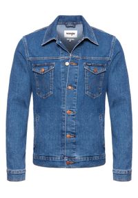 Wrangler - KURTKA JEANSOWA WRANGLER REGULAR JACKET MIDSTONE W44323091 112128853. Typ kołnierza: kaptur. Materiał: jeans. Wzór: aplikacja, nadruk. Sezon: jesień, lato. Styl: klasyczny, elegancki