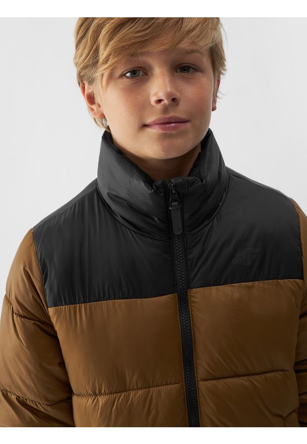 4f - 4F Kurtka puchowa z wypełnieniem syntetycznym chłopięca - brązowa 140 (9-10 lat). Okazja: na co dzień. Typ kołnierza: kołnierzyk stójkowy. Kolor: brązowy. Materiał: puch, syntetyk. Długość: długie. Wzór: gładki. Sezon: lato. Styl: sportowy, klasyczny, casual