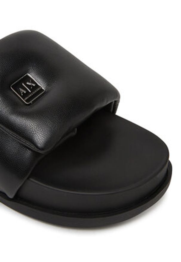 Armani Exchange Klapki XDP061 XV926 00002 Czarny. Kolor: czarny. Materiał: skóra