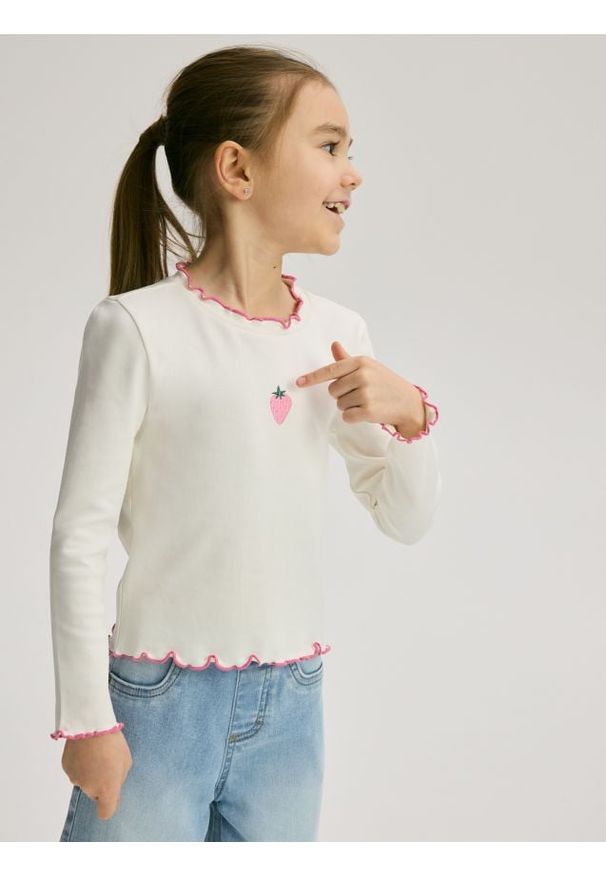 Reserved - Koszulka z haftem - złamana biel. Materiał: bawełna. Wzór: haft