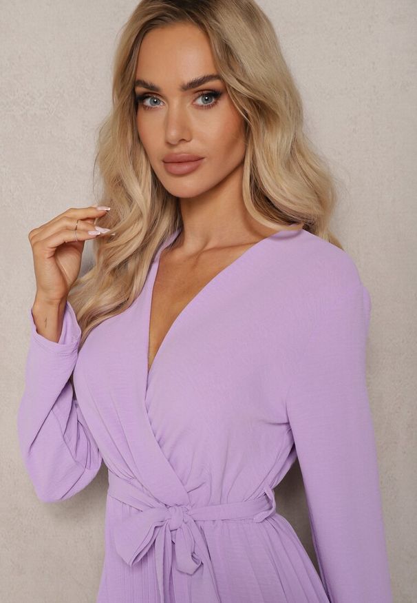 Renee - Jasnofioletowa Sukienka Plisowana z Materiałowym Paskiem Jaresa. Okazja: na imprezę, na randkę. Kolor: fioletowy. Materiał: materiał. Styl: elegancki