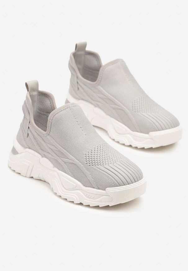 Born2be - Szare Wsuwane Buty Sportowe Sneakersy z Siateczki z Tłoczeniami Nusellia. Okazja: na co dzień. Zapięcie: bez zapięcia. Kolor: szary. Materiał: jeans, materiał. Obcas: na płaskiej podeszwie