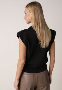 Born2be - Czarna Wiskozowa Bluzka Sweterkowa z Usztywnionymi Ramionami i Kołnierzykiem Katano. Okazja: na co dzień. Kolor: czarny. Materiał: wiskoza. Wzór: aplikacja. Styl: casual, elegancki, klasyczny #2