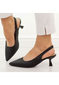 POTOCKI - Czarne szpilki damskie Potocki 41315. Okazja: na ślub cywilny, na wesele, na imprezę. Kolor: czarny. Materiał: skóra. Szerokość cholewki: normalna. Sezon: wiosna, lato. Obcas: na szpilce. Styl: elegancki, klasyczny, wizytowy. Wysokość obcasa: niski #1