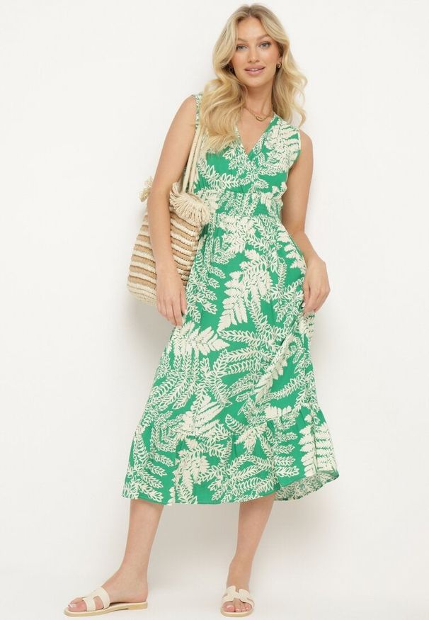 Born2be - Zielona Wiskozowa Sukienka o Rozkloszowanym Kroju z Gumką w Pasie i Dekoltem w Serek Denesta. Okazja: na co dzień. Typ kołnierza: dekolt w serek. Kolor: zielony. Materiał: wiskoza. Styl: casual, elegancki, boho