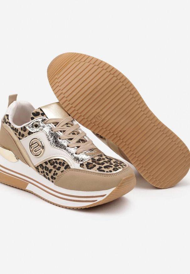 Born2be - Ciemnobeżowe Sneakersy Ozdobione Wzorem w Panterkę na Grubej Podeszwie z Metalicznymi Wstawkami Gonnith. Okazja: na co dzień, na spacer. Kolor: beżowy. Materiał: jeans. Wzór: aplikacja, motyw zwierzęcy. Sezon: jesień, wiosna. Sport: turystyka piesza