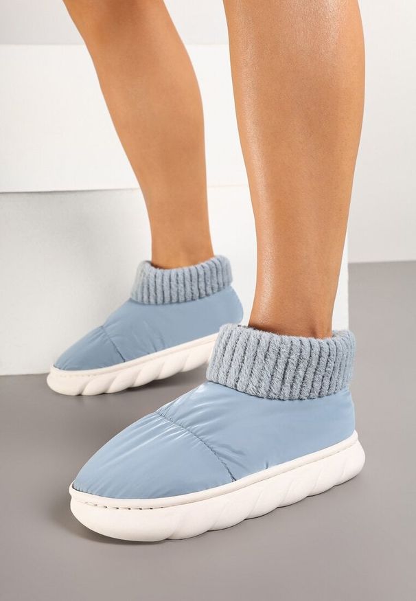 Born2be - Jasnoniebieskie Kapcie Vices Pikowane na Piankowej Podeszwie Floraviel. Okazja: do domu, na co dzień. Kolor: niebieski. Materiał: futro, dzianina. Obcas: na płaskiej podeszwie. Styl: casual
