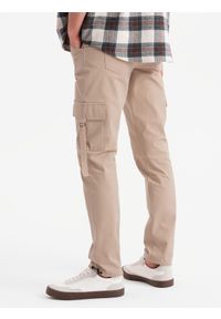 Ombre Clothing - Męskie spodnie cargo STRAIGHT LEG z paskami na kieszeniach – piaskowe V2. Materiał: bawełna, elastan, materiał. Wzór: paski. Styl: klasyczny, elegancki #9