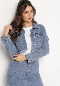 Born2be - Granatowa Jeansowa Kurtka o Krótkim Kroju z Metalowymi Guzikami i Kieszeniami Enipiria. Okazja: na co dzień. Kolor: niebieski. Materiał: jeans. Długość: krótkie. Wzór: aplikacja. Styl: casual #4