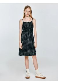 Big-Star - Sukienka dziewczęca na ramiączkach w kropki czarna Mircesi 906. Okazja: na randkę. Typ kołnierza: kołnierz z falbankami. Kolor: czarny. Materiał: wiskoza, żakard. Długość rękawa: na ramiączkach. Wzór: kropki. Sezon: lato. Styl: klasyczny, wakacyjny #1