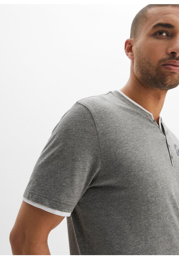 bonprix - Shirt z dekoltem henley, krótki rękaw (2 szt.). Typ kołnierza: typu henley. Kolor: niebieski. Długość rękawa: krótki rękaw. Długość: krótkie