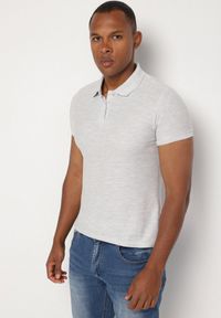 Born2be - Jasnoszary T-shirt Polo z Bawełną Fodelira. Okazja: na co dzień. Typ kołnierza: polo. Kolor: szary. Materiał: bawełna. Styl: klasyczny, elegancki, casual #4