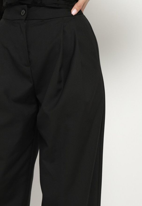 Born2be - Czarne Szerokie Spodnie Garniturowe High Waist Nalinas. Okazja: do pracy. Stan: podwyższony. Kolor: czarny. Wzór: aplikacja. Styl: klasyczny, elegancki