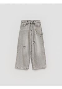 Reserved - Jeansy super wide leg z breloczkiem - jasnoszary. Kolor: szary #1