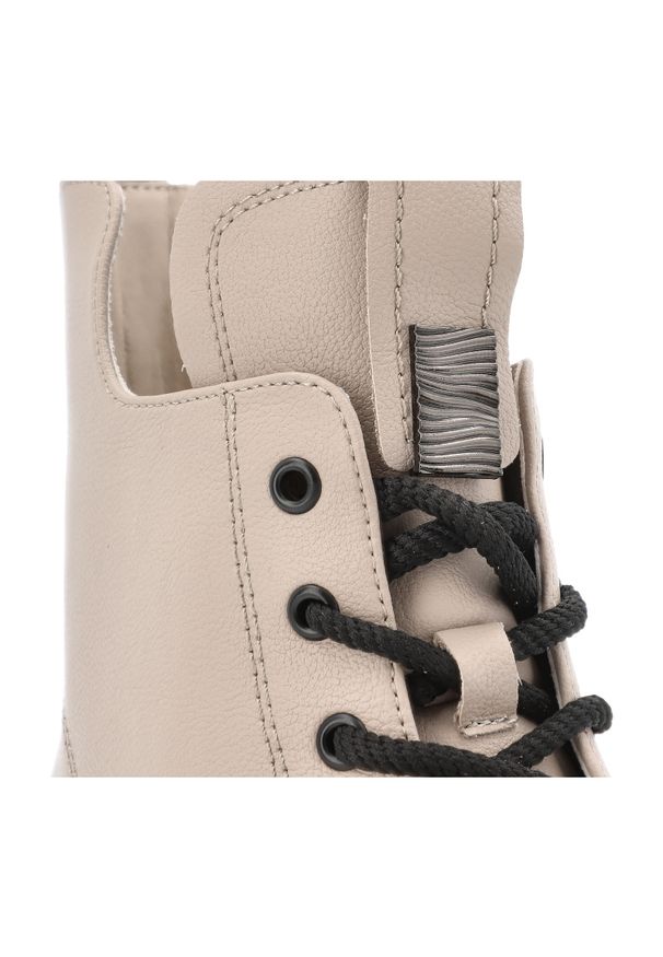 Botki damskie Vinceza, ze skóry na płaskim obcasie sznurowane i zapinane na zamek, beżowe, 66818-BE. Okazja: na co dzień. Zapięcie: zamek. Kolor: beżowy. Szerokość cholewki: normalna. Materiał: skóra. Sezon: zima, jesień. Obcas: na obcasie. Styl: casual, elegancki. Wysokość obcasa: średni, niski