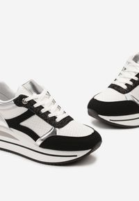 Born2be - Biało-Czarne Sneakersy na Grubej Podeszwie z Błyszczącymi Wstawkami i Sznurowaniem Lirevasa. Kolor: biały. Wzór: aplikacja