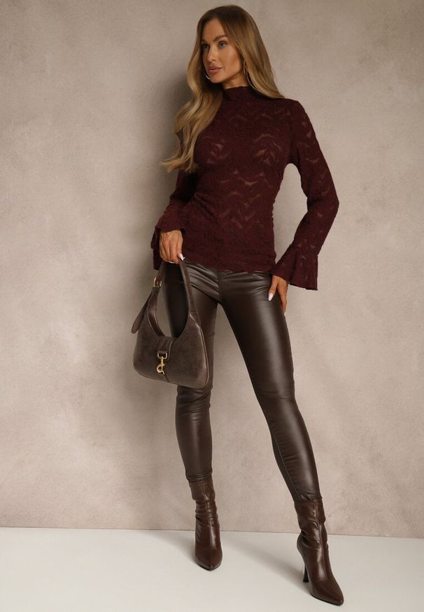 Renee - Bordowa Bluzka z Koronki ze Stójką i Falbankami przy Rękawach Nemira. Typ kołnierza: kołnierz z falbankami, kołnierzyk stójkowy. Kolor: czerwony. Materiał: koronka. Wzór: koronka