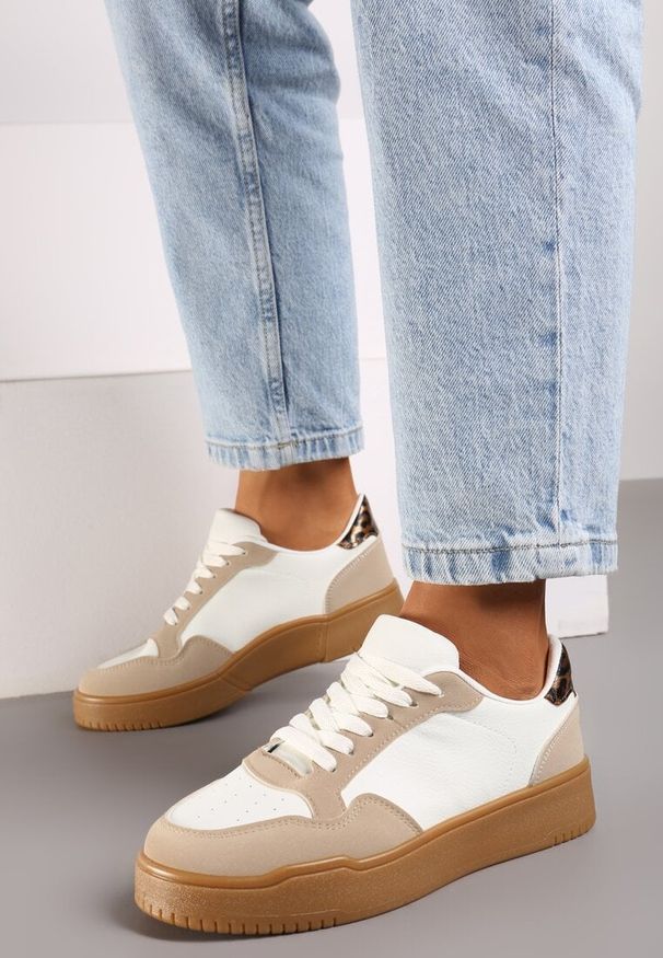 Born2be - Ciemnobeżowe Klasyczne Płaskie Sneakersy Ozdobione Perforacją Praeria. Okazja: na co dzień, na spotkanie biznesowe. Kolor: beżowy. Materiał: jeans. Szerokość cholewki: normalna. Wzór: aplikacja