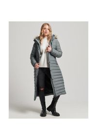 Damska długa kurtka z kapturem Superdry Fuji. Typ kołnierza: kaptur. Kolor: zielony. Materiał: puch. Długość rękawa: długi rękaw. Długość: długie. Sezon: zima #1