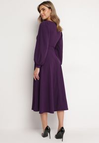 Born2be - Fioletowa Rozkloszowana Midi Sukienka z Eleganckimi Luźnymi Rękawami Samriddhi. Okazja: do pracy. Kolor: fioletowy. Typ sukienki: rozkloszowane. Styl: elegancki. Długość: midi
