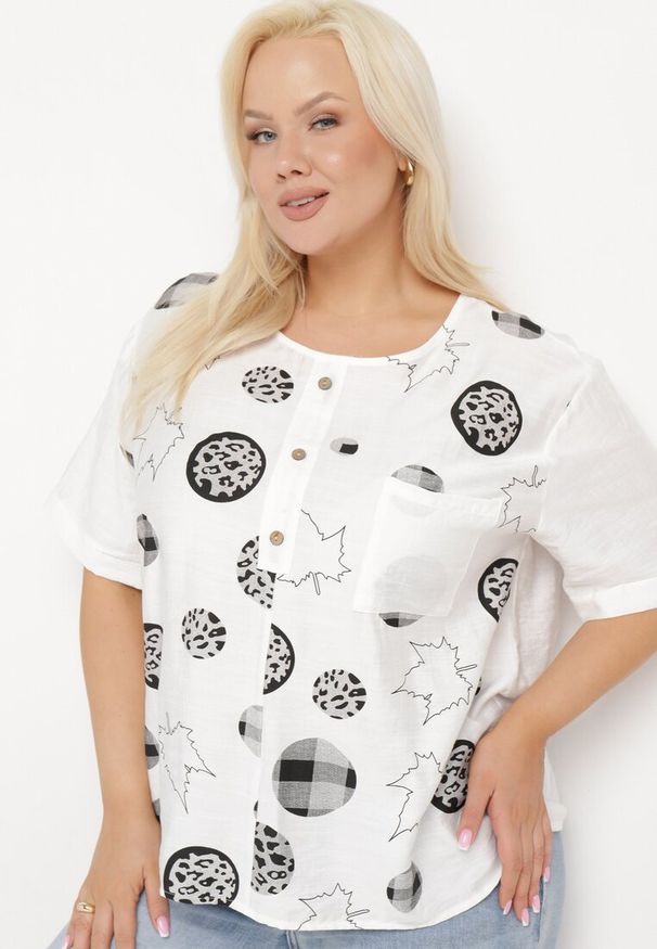 Born2be - Biała Bawełniana Bluzka z Krótkimi Rękawem Ozdobną Kieszonką Nadrukiem i Guzikami Lovenna. Okazja: na co dzień. Kolor: biały. Materiał: bawełna. Długość rękawa: krótki rękaw. Długość: krótkie. Wzór: nadruk. Styl: casual, elegancki, klasyczny