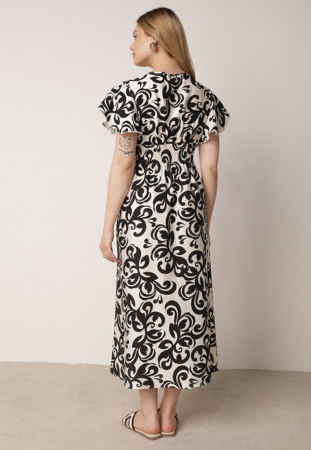 Born2be - Czarna Wiskozowa Sukienka z Kopertowym Dekoltem i Gumkami w Talii Shyraya. Okazja: na co dzień. Typ kołnierza: dekolt kopertowy. Kolor: czarny. Materiał: wiskoza. Typ sukienki: kopertowe. Styl: casual