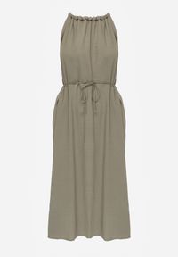 Renee - Zielona Sukienka Bez Rękawów z Wiskozy z Ozdobnym Dekoltem i Wiązaniem w Talii Azeira. Okazja: na co dzień. Kolekcja: plus size. Kolor: zielony. Materiał: wiskoza. Długość rękawa: bez rękawów. Typ sukienki: dla puszystych. Styl: casual #4