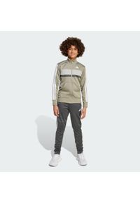 Adidas - Dres Seasonal Essentials Tiberio 3-Stripes Tricot Kids. Okazja: na uczelnię. Kolor: szary. Materiał: dresówka. Styl: młodzieżowy, sportowy #1