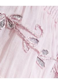 GADO GADO - Różowa sukienka mini z hiszpańskim dekoltem. Kolor: różowy, wielokolorowy, fioletowy. Wzór: haft, aplikacja. Typ sukienki: rozkloszowane. Długość: mini #5