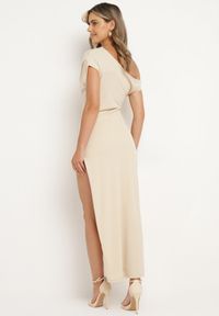 Born2be - Jasnobeżowa Asymetryczna Koktajlowa Sukienka Ozdobiona Wycięciem na Dole i Marszczeniem Dimasea. Okazja: do pracy. Kolor: beżowy. Wzór: aplikacja. Typ sukienki: asymetryczne. Styl: wizytowy #3
