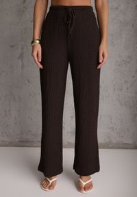 Renee - Brązowy Komplet z Teksturowanej Tkaniny Kamizelka i Spodnie z Gumką w Pasie Tharin. Kolor: brązowy. Materiał: tkanina #4
