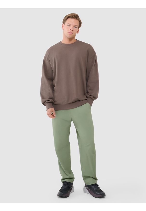 4f - 4F Bluza dresowa oversize nierozpinana bez kaptura męska - brązowa XXL. Okazja: na co dzień. Typ kołnierza: bez kaptura. Kolor: brązowy. Materiał: dresówka. Styl: casual, sportowy, klasyczny