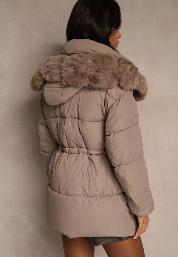 Renee - Ciemnobeżowa Pikowana Kurtka z Szerokim Kapturem z Futrem Galiessa. Typ kołnierza: golf. Kolor: beżowy. Materiał: futro