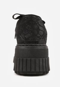 Born2be - Czarne Sneakersy na Grubej Tłoczonej Platformie Ozdobione Brokatem i Koronką Zellysh. Okazja: na co dzień. Kolor: czarny. Materiał: koronka. Wzór: aplikacja, koronka. Obcas: na platformie #6