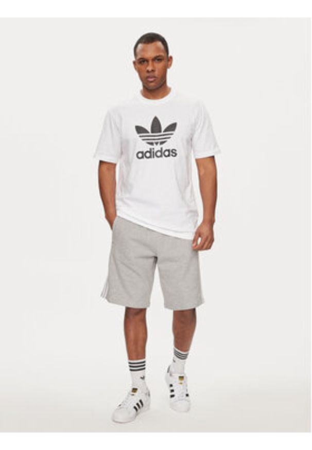 Adidas - adidas Szorty sportowe adicolor 3-Stripes IU2340 Szary Regular Fit. Kolor: szary. Materiał: bawełna. Styl: sportowy