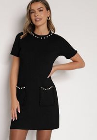 Born2be - Czarna Trapezowa Sukienka Sweterkowa Ozdobiona Perełkami Eletusa. Okazja: na co dzień. Kolor: czarny. Wzór: aplikacja. Typ sukienki: trapezowe. Styl: casual, elegancki. Długość: midi #1