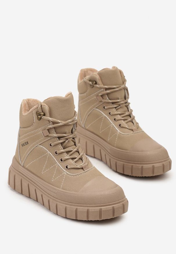 Born2be - Ciemnobeżowe Botki Trapery Vices na Grubej Tłoczonej Podeszwie z Przeszyciami Amarrise. Okazja: na co dzień. Kolor: beżowy. Materiał: jeans. Styl: casual