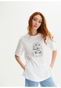 bonprix - T-shirt z nadrukiem. Kolor: biały. Wzór: nadruk. Styl: sportowy