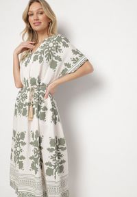 Born2be - Ciemnozielona Sukienka Pudełkowa z Wiskozy z Dekoltem w Serek w Etniczny Wzór Abrellis. Okazja: na spacer, na co dzień. Typ kołnierza: dekolt w serek. Kolor: zielony. Materiał: wiskoza. Długość rękawa: krótki rękaw. Styl: casual, elegancki #5