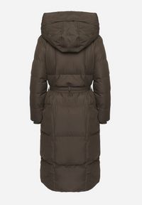 Born2be - Ciemnozielona Długa Kurtka Pikowana z Kapturem i Wysokim Kołnierzem Wiązana w Talii Zevrira. Okazja: na co dzień. Typ kołnierza: kaptur. Kolor: zielony. Materiał: dzianina, jeans, materiał. Długość: długie. Styl: casual, klasyczny, sportowy #3