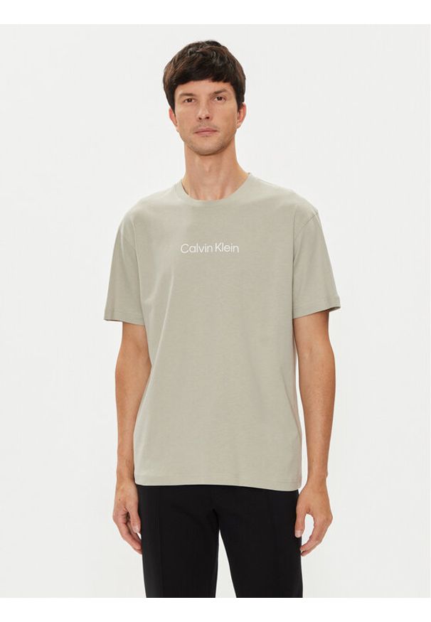 Calvin Klein T-Shirt Hero K10K111346 Beżowy Regular Fit. Kolor: beżowy. Materiał: bawełna