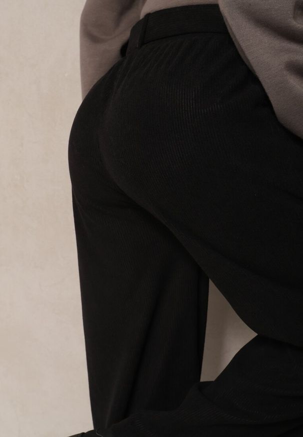 Renee - Czarne Spodnie Sztruksowe o Szerokim Kroju High Waist z Paskiem Valoma. Okazja: na co dzień. Stan: podwyższony. Kolor: czarny. Materiał: sztruks. Styl: elegancki, retro, casual