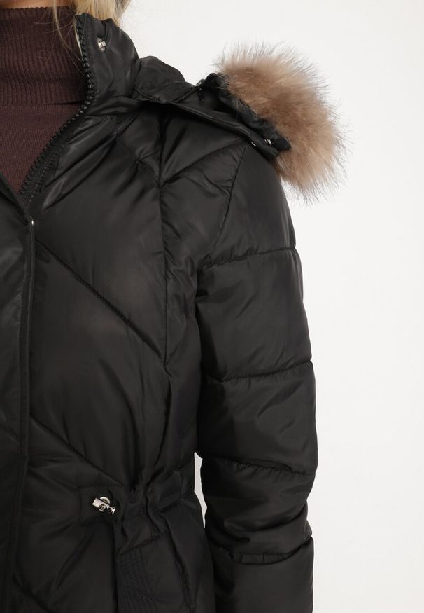 Born2be - Czarna Pikowana Kurtka Płaszcz z Troczkiem w Talii o Wydłużonym Fasonie z Kapturem i Futerkiem Lieissas. Typ kołnierza: kaptur. Kolor: czarny. Materiał: futro