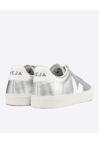 Veja - VEJA - Metaliczne sneakersy Campo. Nosek buta: okrągły. Zapięcie: sznurówki. Kolor: srebrny. Materiał: bawełna, guma. Szerokość cholewki: normalna #6