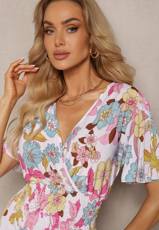 Renee - Biało-Różowa Sukienka z Gumką w Talii z Trójkątnym Dekoltem w Kwiatowy Wzór Nellvia. Okazja: na co dzień, na imprezę. Kolor: biały. Wzór: kwiaty. Sezon: lato. Typ sukienki: proste. Styl: casual, elegancki