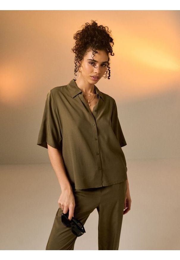 Sinsay - Wiskozowa koszula regular fit z krótkim rękawem - zielony. Kolor: zielony. Materiał: wiskoza. Długość rękawa: krótki rękaw. Długość: krótkie