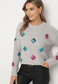 Born2be - Jasnoszary Sweter z Tłoczonej Dzianiny z Wiskozą Zdobiony Cekinowymi Kwiatami Edamara. Okazja: na co dzień. Kolor: szary. Materiał: dzianina, wiskoza. Długość rękawa: długi rękaw. Długość: długie. Wzór: aplikacja, kwiaty. Styl: wizytowy, klasyczny, casual #6