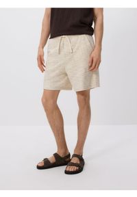 Reserved - Strukturalne szorty regular - beżowy. Kolor: beżowy. Materiał: bawełna, dzianina #1